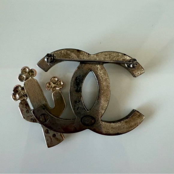 CHANEL pin/brooch with cactus Authentic Retail 1200$ - Picture 3 of 7